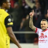 L'attaquant valaisan Dejan Sorgic, droite, celebre son but du 2 a 0 devant le defenseur bernois Mohamed Ali Camara, gauche, lors de la rencontre des quarts de finale de la Coupe de Suisse de football entre FC Sion et BSC Young Boys le jeudi 29 fevrier 2024 au stade de Tourbillon a Sion. (KEYSTONE/Laurent Gillieron)